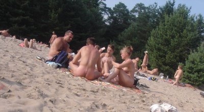 Groupes naturistes a la plage