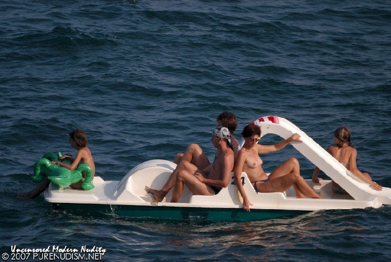 Nus en bateau