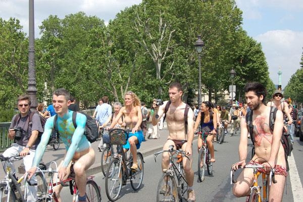 Cyclonue WorldNakedBikeRide Paris 2007