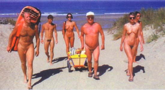 Naturistes nus à la plage