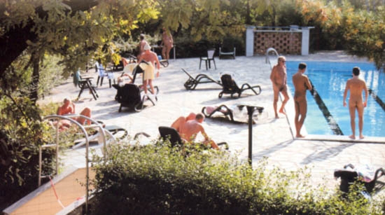 Naturistes nus à la plage