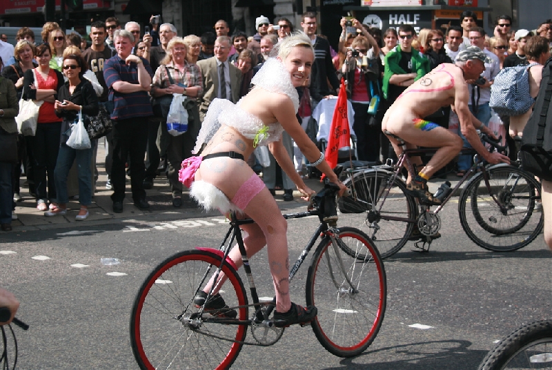 WorldNakedBikeRide cyclonue ciclonudista 2008 London
