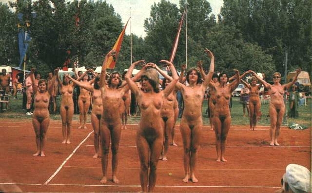 Nus féminins