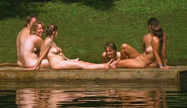 Nus féminins