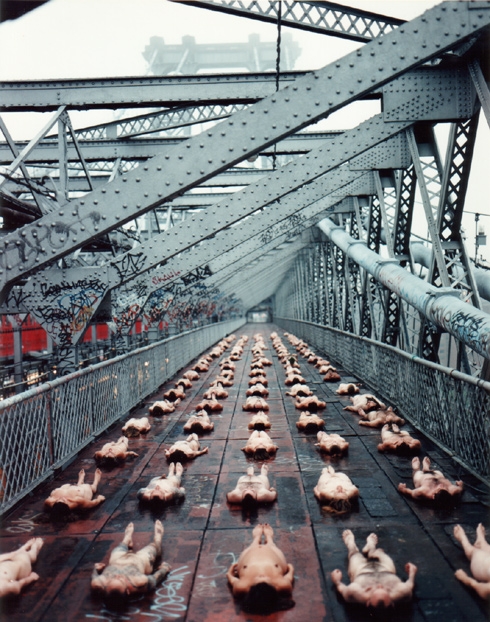spencer_tunick_1998_Wiliamsburg bridge NYC