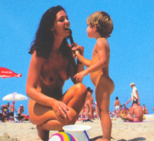 Naturistes nus à la plage