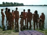 Groupes naturistes a la plage
