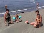 Groupes naturistes a la plage