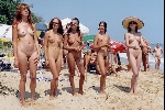 Groupes naturistes a la plage