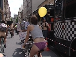 Cyclonue WorldNakedBikeRide Paris 2007 photos M6