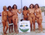 Naturistes nus à la plage