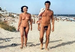 Naturistes nus à la plage