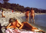 Naturistes nus à la plage
