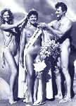 Naturistes nus à la plage