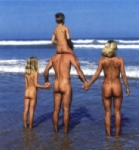 Naturistes nus à la plage