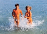 Naturistes nus à la plage