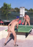 Naturistes nus à la plage